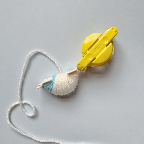 how_to_create_five_different_patterns_in_pom_poms_swirly_pom_pom_pattern_step_2.jpg?sw=554&q=85