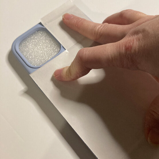 idea_customise-a-phone-case-with-diamond-dotz_step2b.jpg?sw=554&q=85