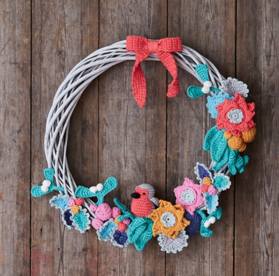 how-to-crochet-a-robin-christmas-wreathhero.png?sw=554&q=85