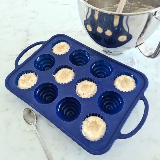 Idea_how-to-make-colourful-cupcakes_step2a.jpg?sw=554&q=85