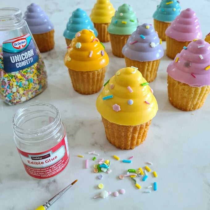 Idea_how-to-make-colourful-cupcakes_step4a.jpg?sw=680&q=85