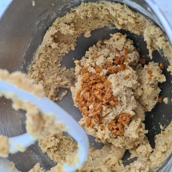 Idea_how-to-make-pumpkin-spice-biscuits_step1c.jpg?sw=554&q=85