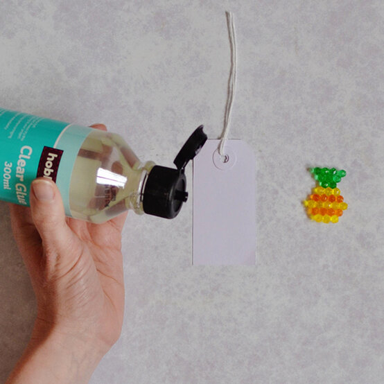 aquabeads-gift-tags_step1.jpg?sw=554&q=85