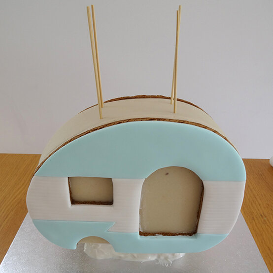 xmas-baking-lucy-caravan-cake25.jpg?sw=554&q=85