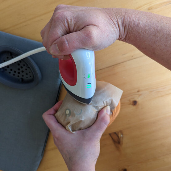 idea_how-to-personalise-your-plush-pumpkin_step5.jpg?sw=554&q=85