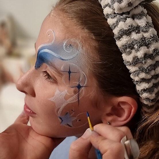 how-to-create-a-new-years-eve-face-paint-design_step5_2.jpg?sw=554&q=85