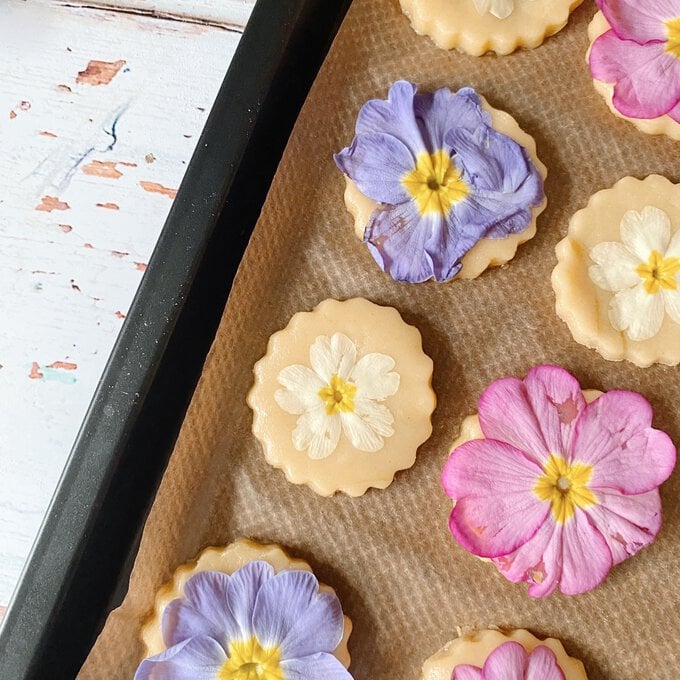 how_to_make_floral_biscuits_5b.jpg?sw=680&q=85