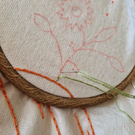 idea%5Fautumn%2Dembroidery%2Dprojects%2Dto%2Dtry%2Dcushion%5Fstep%2D22.jpg?sw=554&q=85