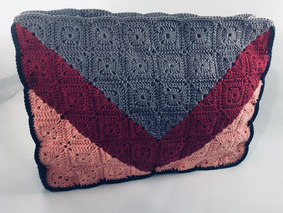 valeria-granny-square-handbag17.jpg?sw=554&q=85