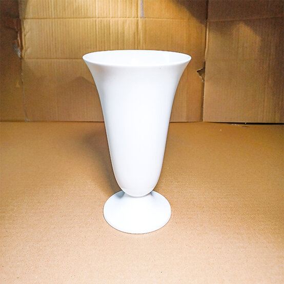 Montana%20Spray%20Paint%20Vase_Step1a.jpg?sw=554&q=85