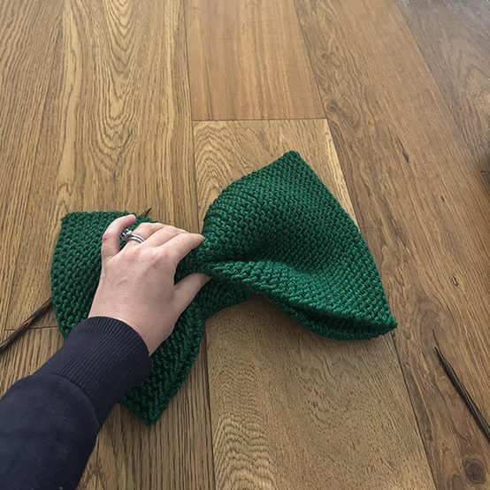 idea%5Fknit%2Da%2Dpresent%2Dcushion%5Fstep9.png?sw=554&q=85