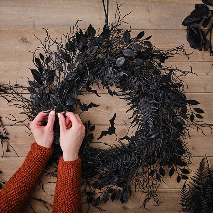 halloween-home-decor-ideas_floral-wreath.jpg?sw=680&q=85