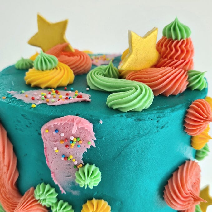idea_how-to-make-a-celebration-cake_step9b.jpg?sw=680&q=85