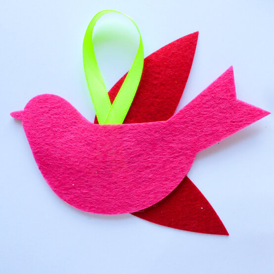 felt-christmas-decorations_felt_step6_2_edit.jpg?sw=554&q=85