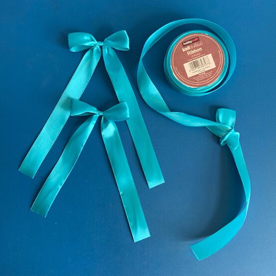 PictureRibbonBowBunting_Step4.jpg?sw=554&q=85