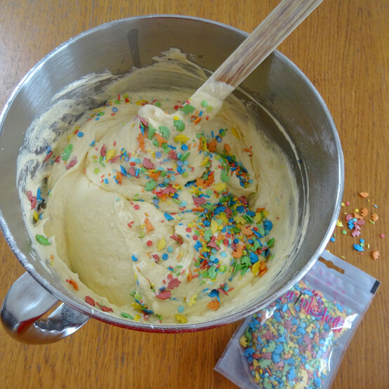 funfetti-ice-cream-cake_step1.jpg?sw=554&q=85