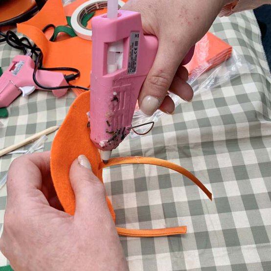 ideas%5Feasy%2Dhalloween%2Dcostumes%2Dfor%2Dkids%5Fpumpkin%2Dstep%2D1a.jpg?sw=554&q=85