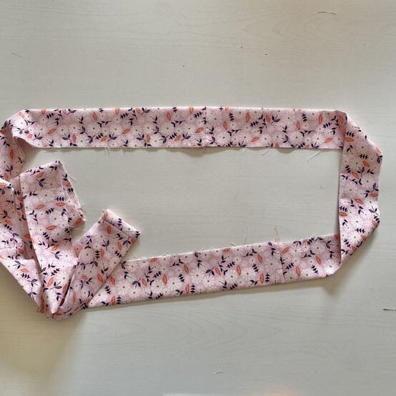 ideas_how-to-sew-a-ruffle-cushion_step-3b.jpg?sw=554&q=85