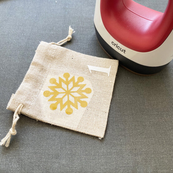 iron-on-vinyl-advent-calendar_step6_3_sq.jpg?sw=554&q=85