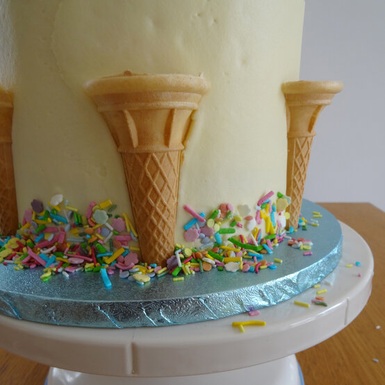 funfetti-ice-cream-cake_step9_2.jpg?sw=554&q=85