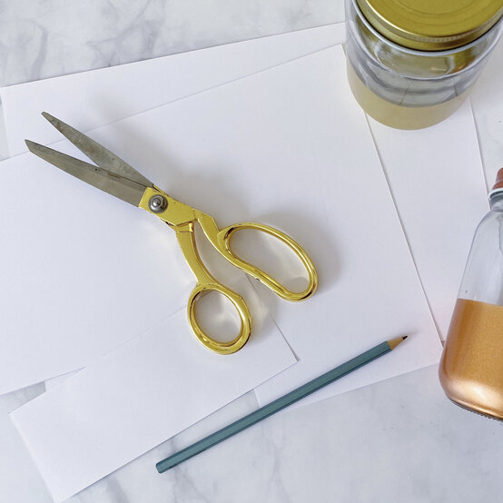 how-to-customise-drinking-jars-with-creative-lettering_freestyle_step1.2.jpg?sw=554&q=85