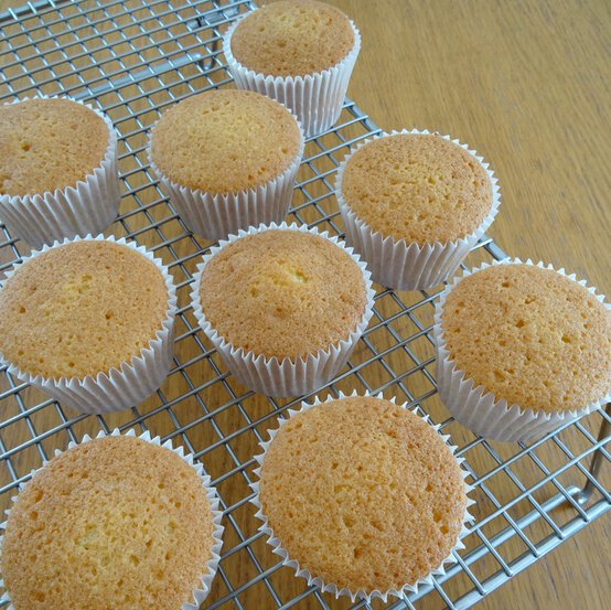 decorated-xmas-cupcakes_step5.jpg?sw=554&q=85