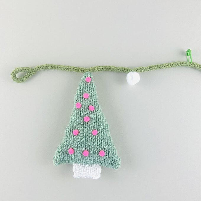 How-to-Knit-a-Christmas-Tree-Garland_make5.jpg?sw=680&q=85