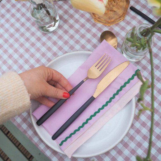 25-things-to-sew-garden-party-napkin.jpg?sw=554&q=85