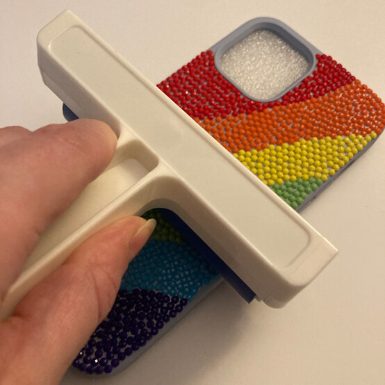 idea_customise-a-phone-case-with-diamond-dotz_step9.jpg?sw=554&q=85