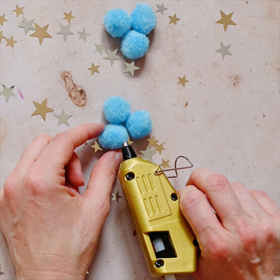 how-to-make-winter-milk-bottle-lanterns_penguin-b.jpg?sw=554&q=85