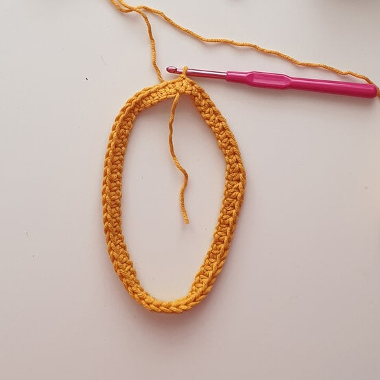 Idea_How-to-crochet-a-scrunchie_Step2.jpg?sw=554&q=85