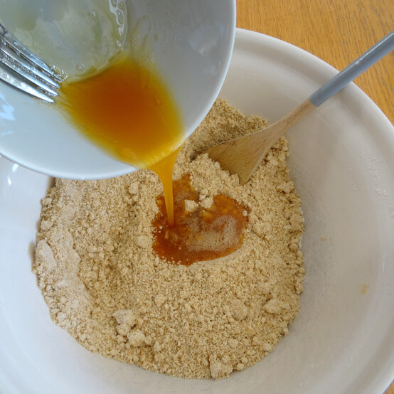 decorated-gingerbread-biscuits_step2.jpg?sw=554&q=85