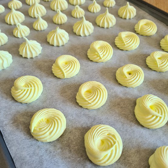 how-to-make-a-number-cake-meringue-kisses-1.jpg?sw=554&q=85