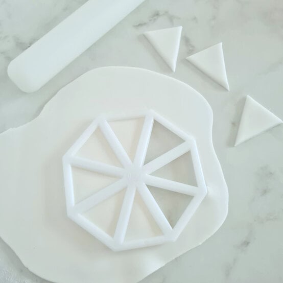 idea_how-to-make-a-coronation-cake_step7a.jpg?sw=554&q=85