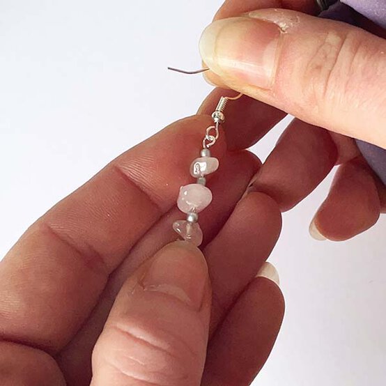 ideas%5Fjewellery%2Dprojects%2Dto%2Dmake%2Dwith%2Dbeads%5Fdrop%2Dearrings%2D3.jpg?sw=554&q=85