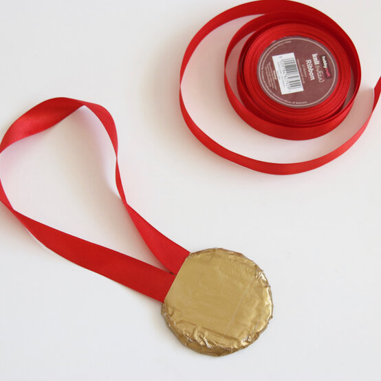 violet_beauregarde_shapes_ribbon_step_6.jpg?sw=554&q=85