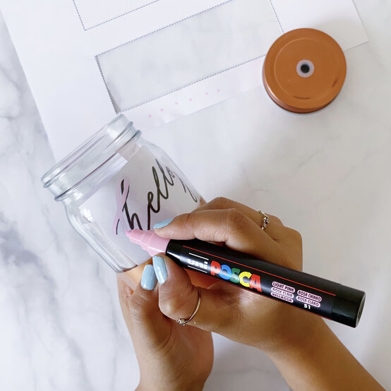 how-to-customise-drinking-jars-with-creative-lettering-_step4.jpg?sw=554&q=85