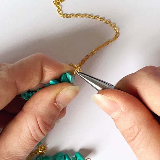 ideas%5Fjewellery%2Dprojects%2Dto%2Dmake%2Dwith%2Dbeads%5Fgemstone%2Dnecklace%5Fstep%2D2d.jpg?sw=554&q=85