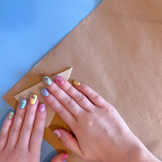 Idea_how-to-make-lino-print-gift-wrap_step8b.jpg?sw=554&q=85