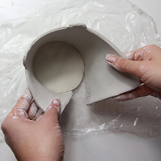 clay-bear-pots-step5.jpg?sw=554&q=85