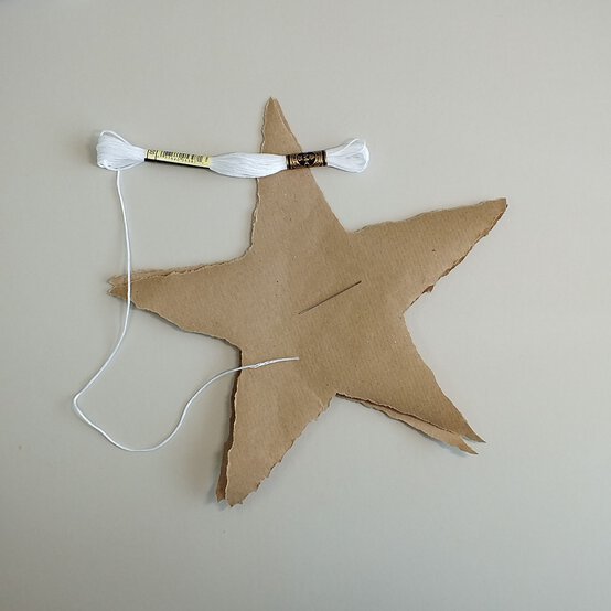 papercraft-christmas-advent-calendar_star_step2.jpg?sw=554&q=85