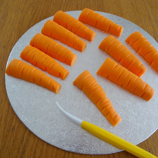 carrot_fruit_line_cake_7b.jpg?sw=554&q=85