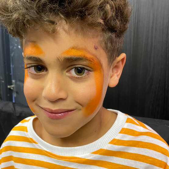 idea_halloween-face-paint-ideas-pumpkin_step1b.jpg?sw=554&q=85