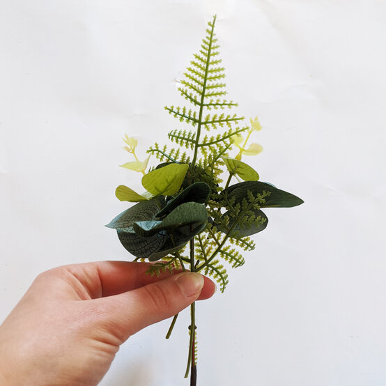 everlasting-buttonhole_step2.jpg?sw=554&q=85