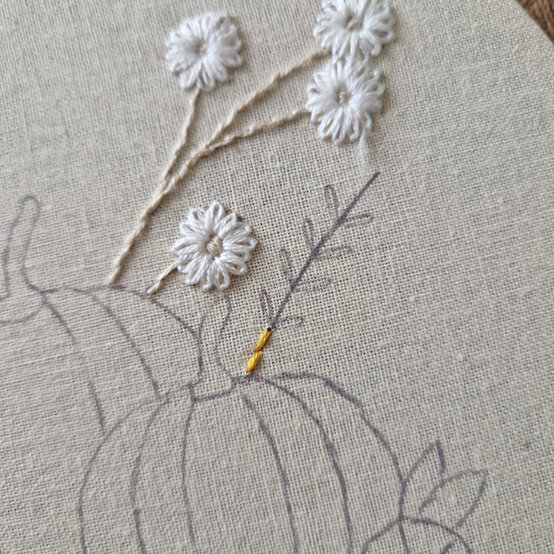 idea%5Fautumn%2Dembroidery%2Dprojects%2Dto%2Dtry%2Dhoop%5Fstep%2D30.jpg?sw=554&q=85