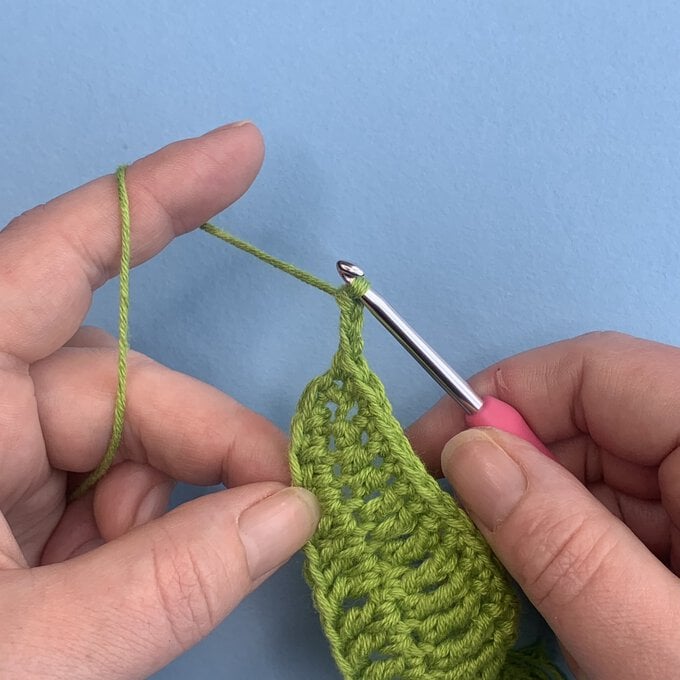 How-to-Crochet-Flowers_Tulip%20leaf%20-%20Round%202.JPEG?sw=680&q=85