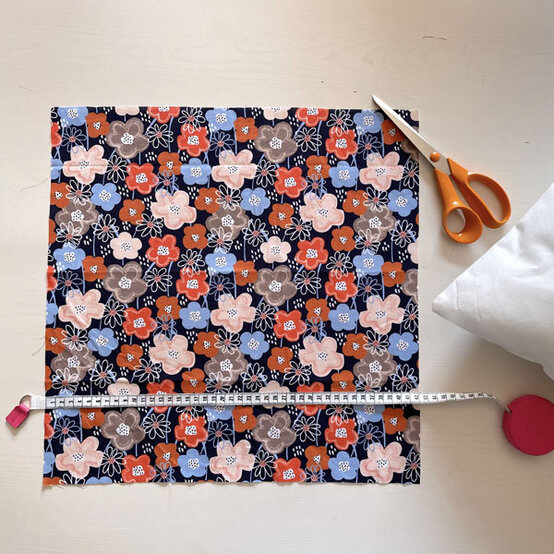 ideas_how-to-sew-a-ruffle-cushion_step-1a.jpg?sw=554&q=85