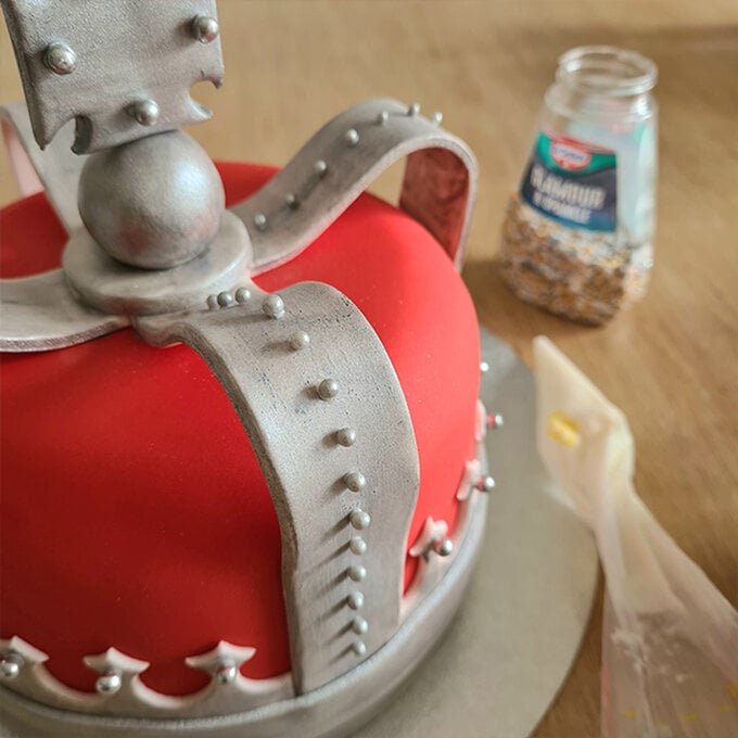 How-to-Make-a-Platinum-Jubilee-Showstopper-Cake_Step9b.jpg?sw=680&q=85