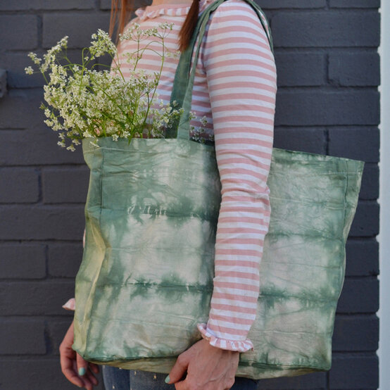 idea_ways-to-personalise-a-canvas-bag_summer.jpg?sw=554&q=85