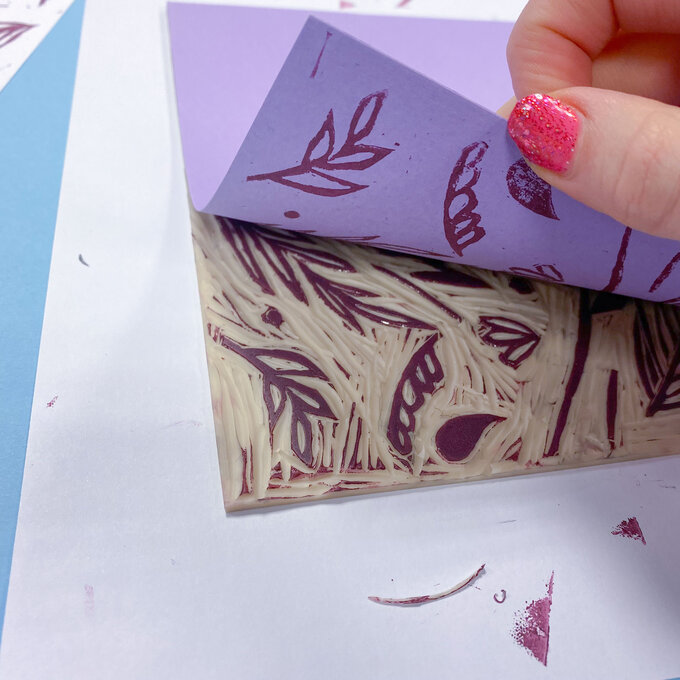 how-to-lino-cut-a-scottish-thistle-print_customise_step-1_2.jpg?sw=680&q=85